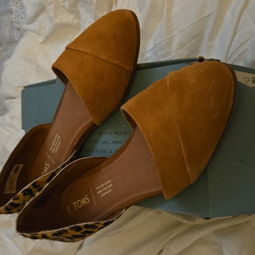 Tom's leopard flats